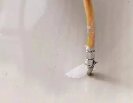 武汉市瓷砖空鼓维修公司专业解答在瓷砖铺贴过程中，如果使用的砂料过粗（如全部使用了粗砂），可能会导致以下问题